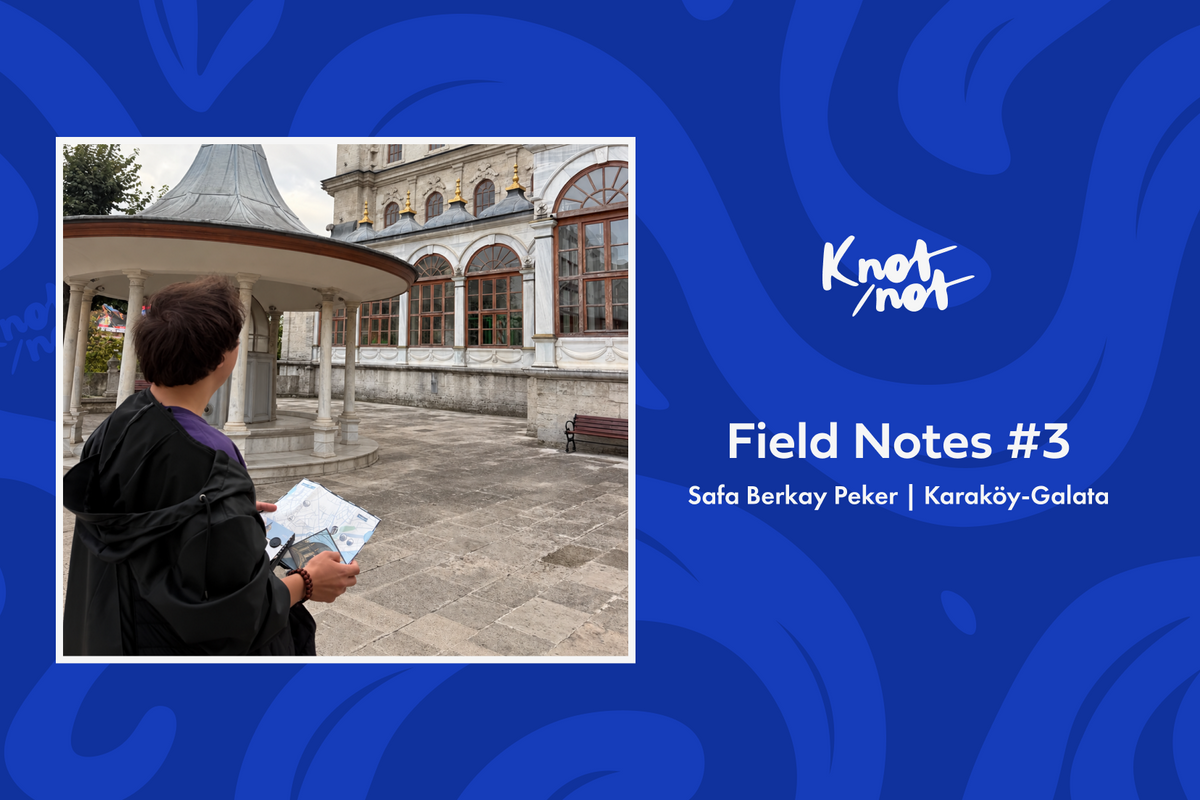 Field Notes #3 | Safa Berkay Peker | Karaköy-Galata: Berkay, Tophane avlusunda Field Companion haritasıyla.