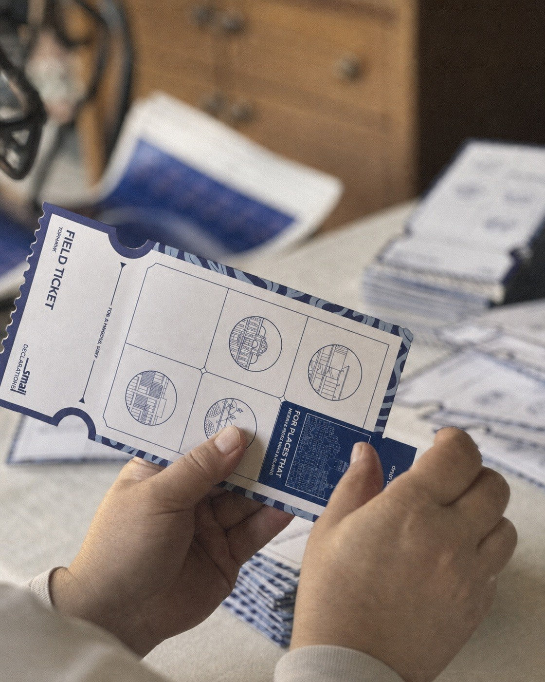 Small Declarations Field Ticket parçalarının elde bir araya getirilmesi.
