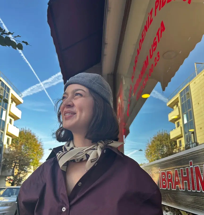 Şehirde gündelik bir an, bandana ve gri bere